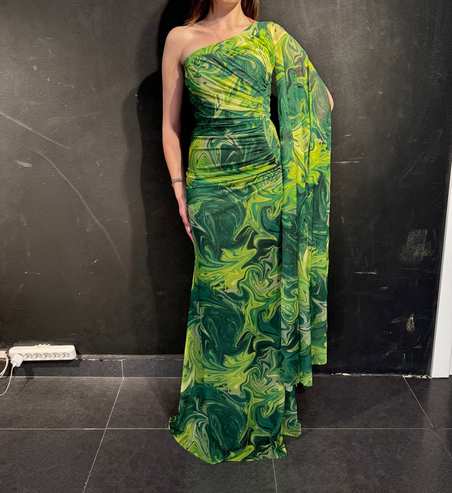 Robe à manches asymétriques vertes | Conception spéciale