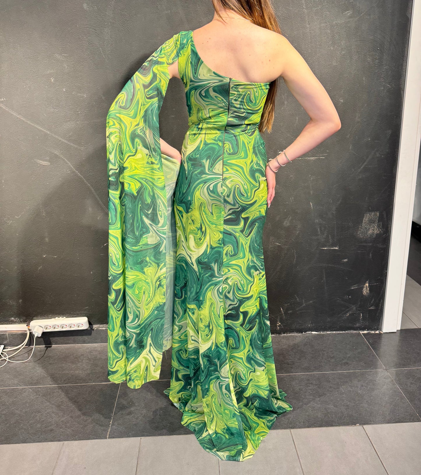 Robe à manches asymétriques vertes | Conception spéciale